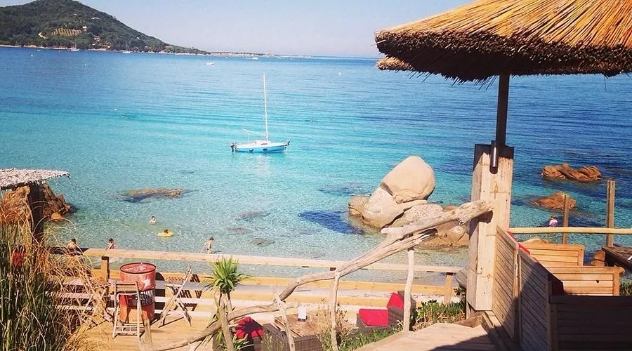 Tables et vue mer au restaurant La Plage d'Argent