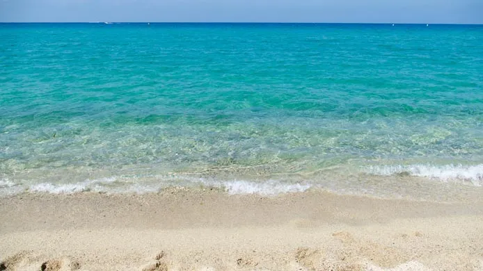 Plage de Barbicaja : rochers sculptés et baie paradisiaque