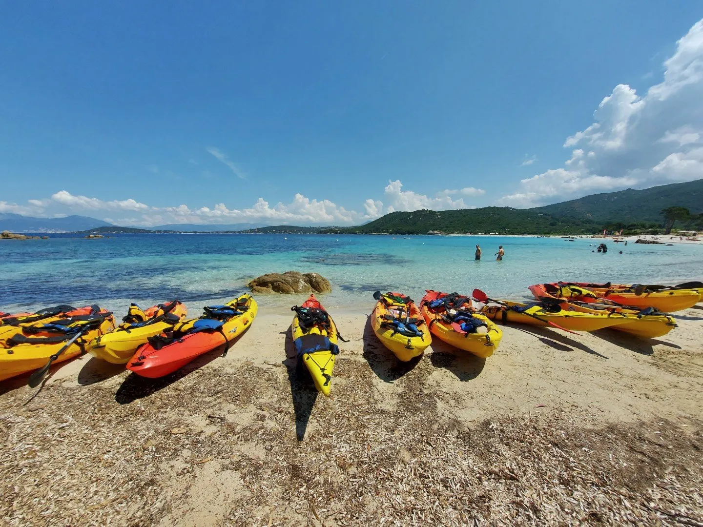 Excursion kayak dans l'eau turquoise de Mare è Sole